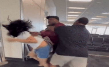 Agjenti i një linje ajrore rrah pasagjeren në aeroportin e Dallasit – videoja bëhet virale në rrjetet sociale