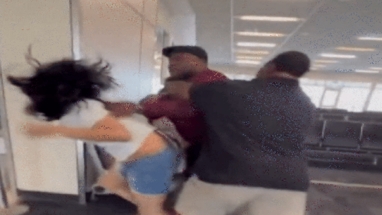 Agjenti i një linje ajrore rrah pasagjeren në aeroportin e Dallasit – videoja bëhet virale në rrjetet sociale