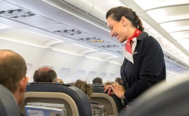 Stjuardesa tregon se si t’i bëni fëmijët e zhurmshëm të jenë të qetë në aeroplan