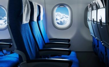 Stjuardesa tregon pse pasagjerët nuk duhet t’i vendosin asnjëherë gjërat në xhepin e ulëses