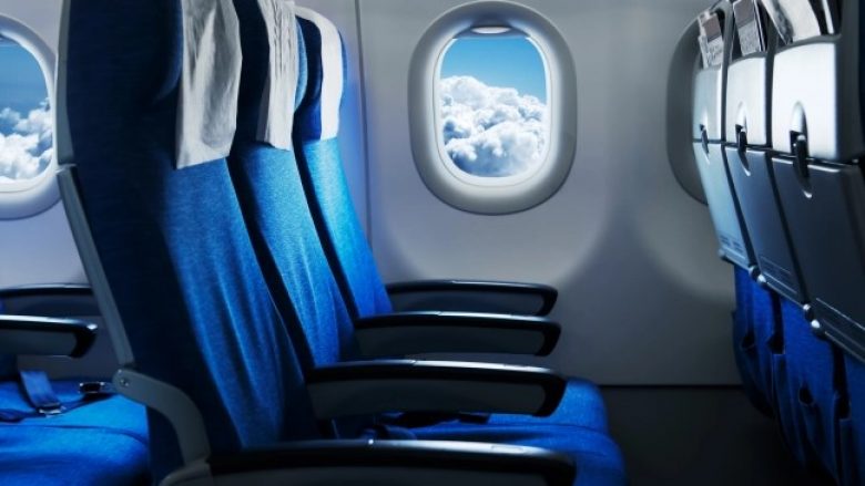 Stjuardesa tregon pse pasagjerët nuk duhet t’i vendosin asnjëherë gjërat në xhepin e ulëses