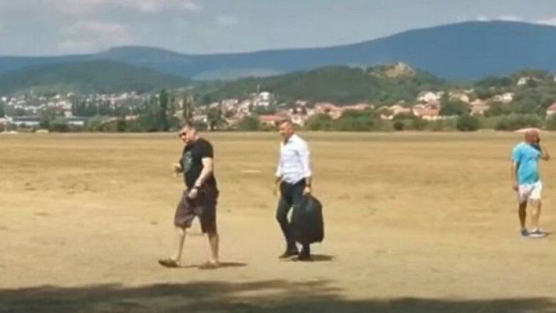 Presidenti kroat befasoi me veshjen, doli nga helikopteri me pantallona të shkurtra dhe pantofla