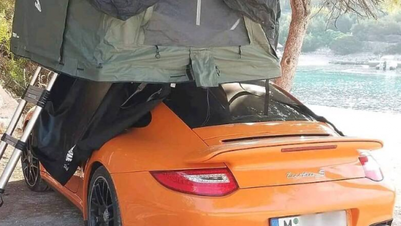 Porsche me një tendë në çati bëhet viral në internet
