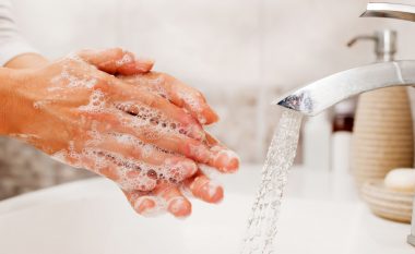 Si ta bëjmë pastrimin efektiv të duarve në mungesë të ujit?