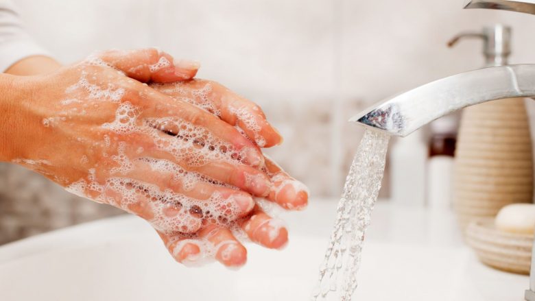 Si ta bëjmë pastrimin efektiv të duarve në mungesë të ujit?