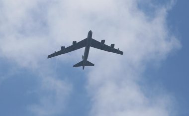 Dy avionë bombardues amerikanë fluturojnë mbi Tiranë
