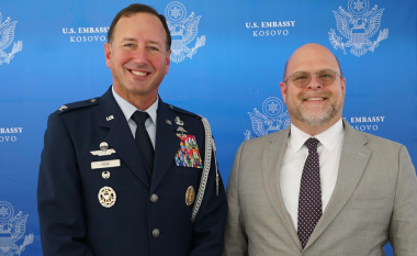 Ambasadori amerikan falënderon atasheun e Mbrojtjes së SHBA-së