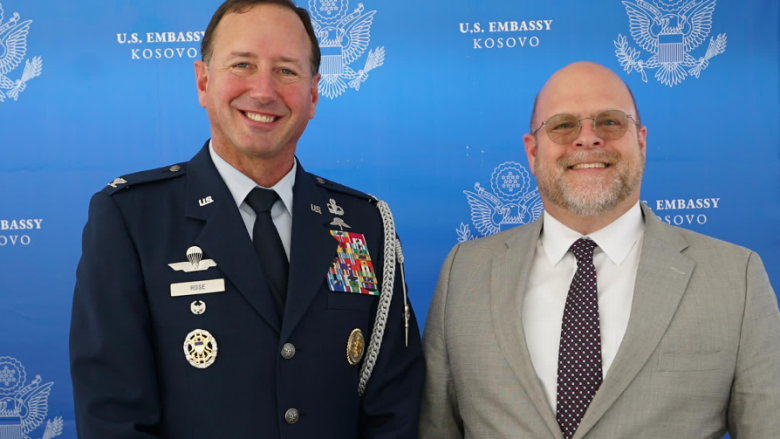 Ambasadori amerikan falënderon atasheun e Mbrojtjes së SHBA-së