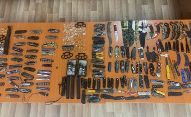 I sekuestrojnë 105 thika, shufra e boksa metalike, arrestohet i dyshuari në Pejë