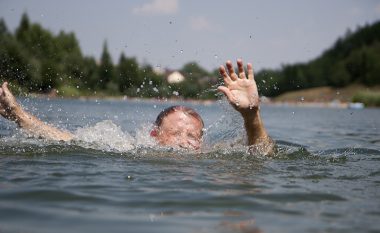 Hyrja e shpejtë në ujë mund të shkaktojë infarkt: Së pari duhet t’i lagni këto pjesë të trupit