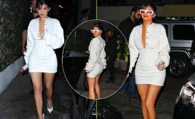Kylie Jenner mahnit me një fustan korse dhe syze futuriste në festën e prezantimit të produkteve Kylie Cosmetics