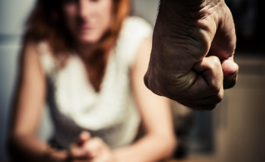 Prokurorët e shtetit udhëzohen të kërkojnë caktimin e paraburgimit në rastet e dhunës në familje