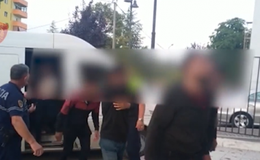 Transportonte 31 emigrantë të paligjshëm, arrestohet 35-vjeçari nga Kosova në Rrugën e Kombit