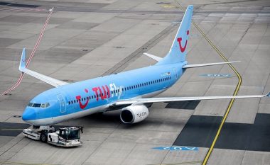 Aeroplani bëri ulje emergjente në Zagreb – pasagjeri dëshironte të hapte derën gjatë fluturimit, bërtiti “shihemi në parajsë”