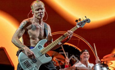 Basistit të Red Hot Chili Peppers nuk i pëlqen të fotografohet me fansat