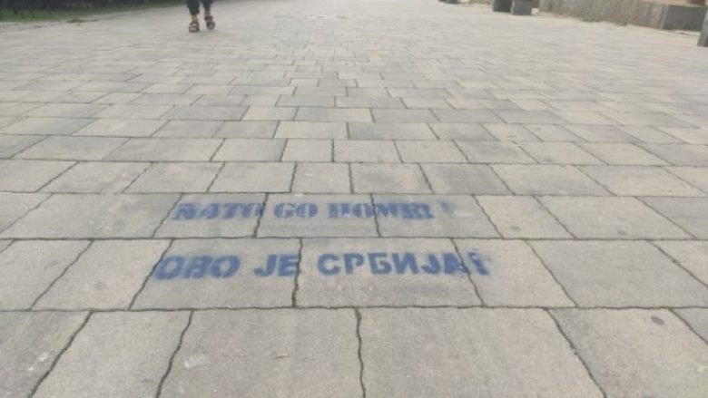 “NATO shko në shtëpi! Kjo është Serbia” – grafite të reja në Mitrovicë