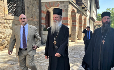 Ambasadori amerikan viziton Manastirin e Graçanicës, takon peshkopin Teodosije