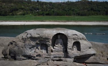 Ujërat e Lumit Yangtze zbulojnë statujat budiste