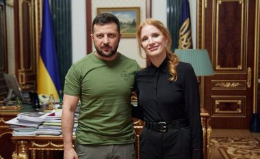 Jessica Chastain viziton Kievin dhe takohet me presidentin Zelensky