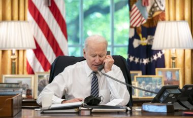 Biden përsëriti mbështetjen për Ukrainën në bisedën me Zelenskyn