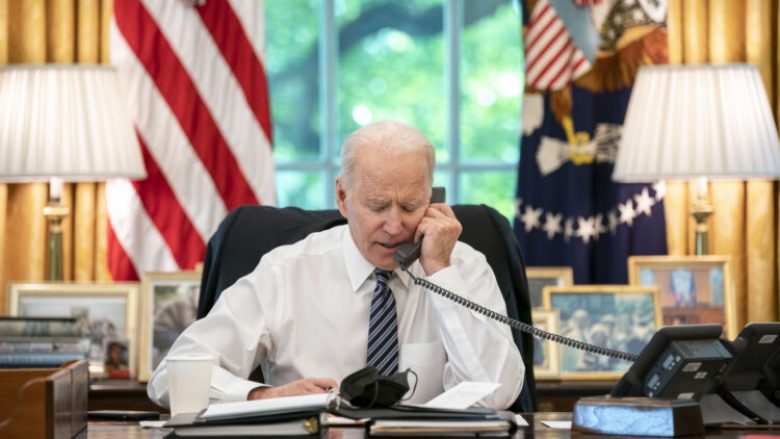 Biden përsëriti mbështetjen për Ukrainën në bisedën me Zelenskyn