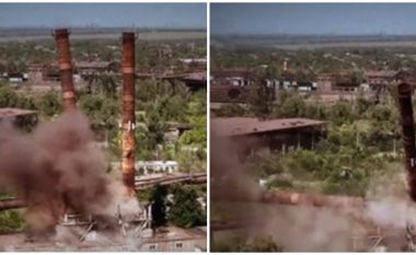 Momenti kur kullat e fabrikës së kaldajave në Mariupol shemben si pasojë e sulmeve ruse