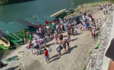 Policia e Shqipërisë ndalon lundrimin e mjeteve në liqenin e Komanit, drejtuesit përplasen verbalisht forcat policore