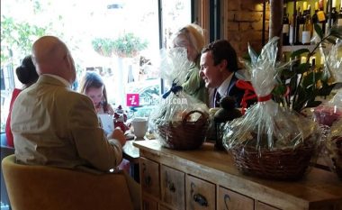 Pas vendimit të mbrëmshëm, Kurti e ambasadori Hovenier shihen bashkë në një kafene në Prishtinë