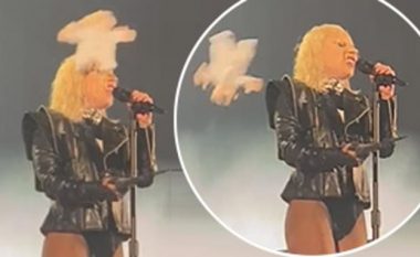 Lady Gagan e gjuajnë me arush pelushi gjatë interpretimit në skenë