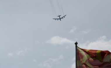 Avionët ushtarak amerikan B-52 fluturuan mbi qytetin e Shkupit