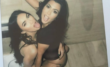 Megan Fox dhe Kourtney Kardashian pozojnë provokuese sipër njëra-tjetrës në një tualet