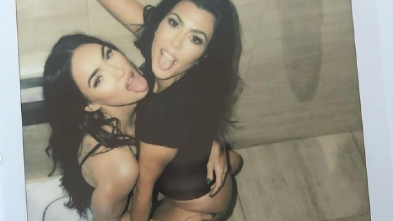 Megan Fox dhe Kourtney Kardashian pozojnë provokuese sipër njëra-tjetrës në një tualet