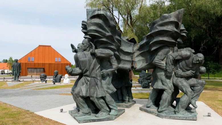 Estonia do të shkatërrojë monumentet sovjetike