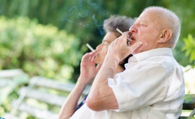 Studimi: Pirja e duhanit e mosha, faktorët më të mëdhenj të rrezikut për kancer