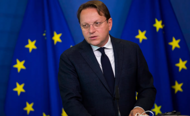 Varhelyi shpreh keqardhje pasi i quajti disa eurodeputetë “idiotë”