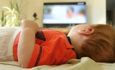 Nëse i vini fëmijët në gjumë duke parë televizor, do të ketë pasoja shëndetësore në të ardhmen