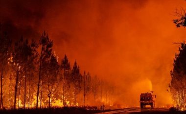 Zjarrfikësit në Francë “po luftojnë me zjarrin përbindësh” pranë Bordo – shkatërroi disa shtëpi dhe detyroi evakuimin e mijëra banorëve
