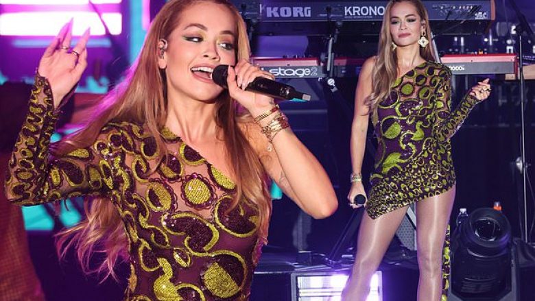 Rita Ora duket shkëlqyese me fustanin e saj me xixa, teksa performon para mijëra fansave në Monte Carlo