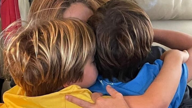 Shfaqet duke u përqafuar me fëmijët, Shakira: Dashuria më e pastër