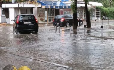 Moti i ligë kaplon Shkupin, shiu vërshon disa rrugë