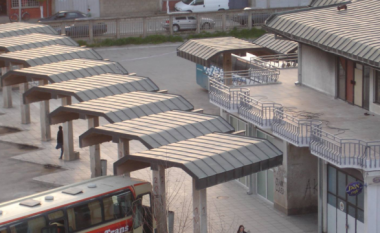 Tentoi ta vjedhë kulmin e stacionit të autobusëve në Mitrovicë, kapet në flagrancë i dyshuari