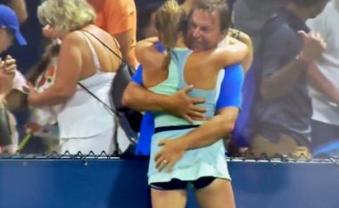Pamje skandaloze në US Open! Tenistja 16-vjeçare çeke goditet në të pasme nga babai dhe trajneri i saj