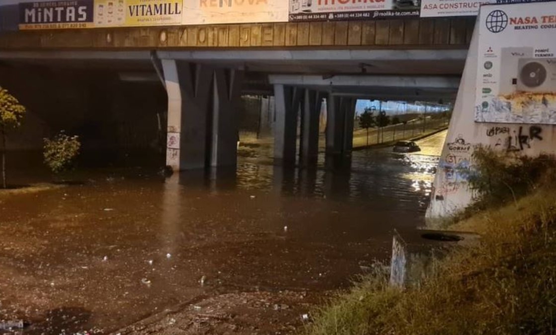 Pamje nga reshjet e mbrëmshme në Tetovë, u bllokuan shumë rrugë