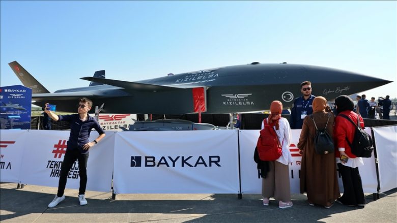 Fluturakja luftarake pa pilot “Bayraktar Kızılelma” ekspozohet për herë të parë në festivalin e aviacionit dhe hapësirës në Turqi