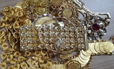 Në vendkalimin kufitar Tabanoc, policia ua konfiskon rreth 19 mijë euro stoli ari çiftit nga Maqedonia