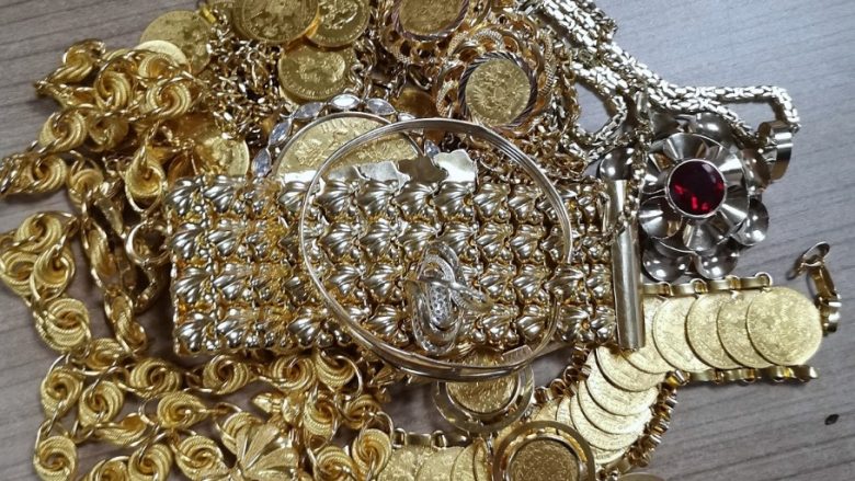 Në vendkalimin kufitar Tabanoc, policia ua konfiskon rreth 19 mijë euro stoli ari çiftit nga Maqedonia