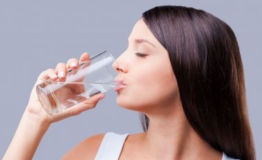 Rekomandimi për të pirë ujë esëll dhe përfitimet në organizëm
