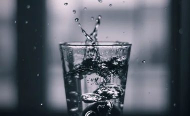 E vërtetë apo mit: A e ndihmon pirja e ujit të ngrohtë humbjen në peshë