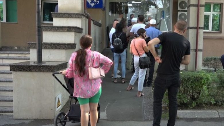 Greva në sektorin publik, qytetarët presin në radhë për pajisje me dokumente në Komunën e Prishtinës
