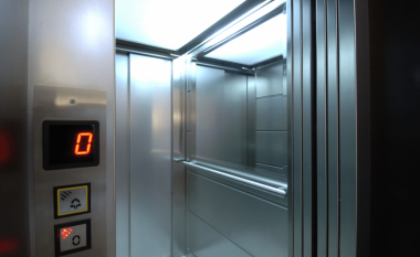 Qytetarët në Prishtinë ankohen se po mbesin të bllokuar në ashensorë si pasojë e reduktimeve të rrymës